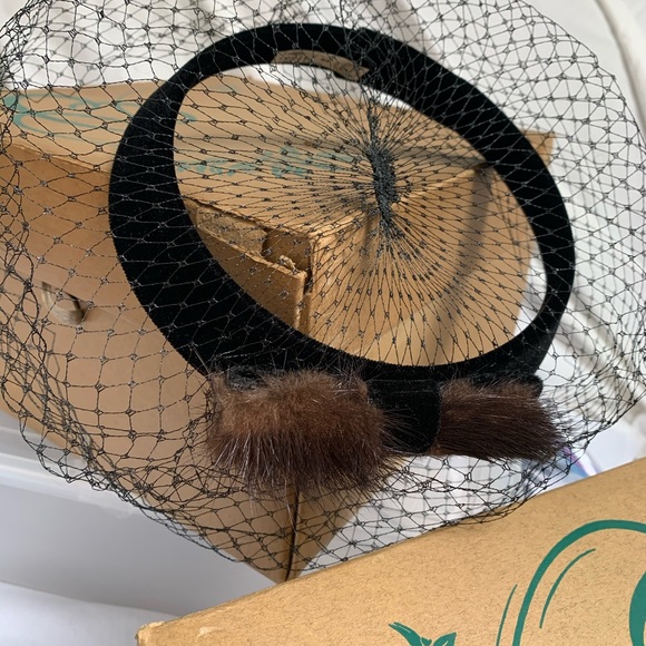 Elegant Vintage Early 1960s Hat - Picture 3 of 9